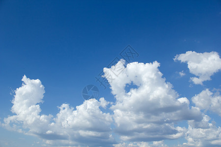 与多云的蓝天背景图片