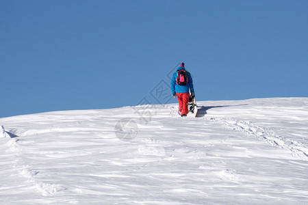 滑雪运动员在雪山上爬图片