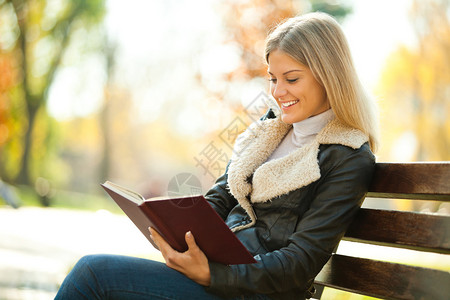年轻女子在公园看书图片