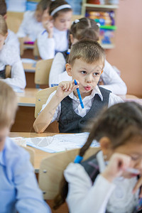 小学生坐在他们的课桌前图片