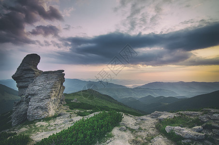 喀尔巴阡山脉夏季日出风景有图片