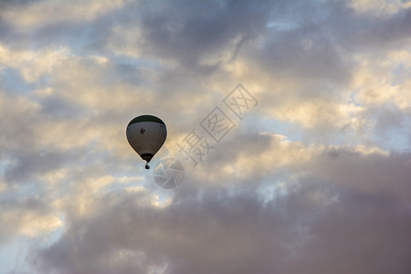热气球和多云的天空图片