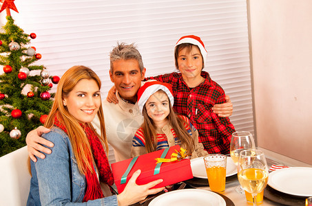 家庭圣诞快乐四人全家带着礼背景图片