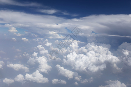 白天的高处蓝天上的云图片