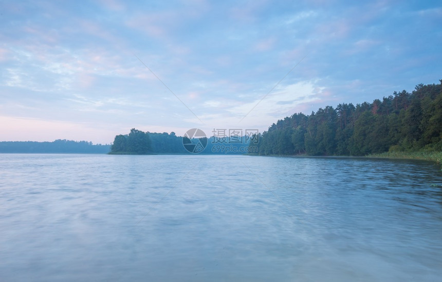 美丽的湖泊风景光亮明丽波兰图片
