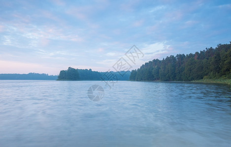 美丽的湖泊风景光亮明丽波兰背景