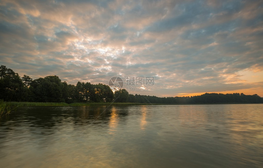 美丽的湖泊风景光亮明丽波兰图片
