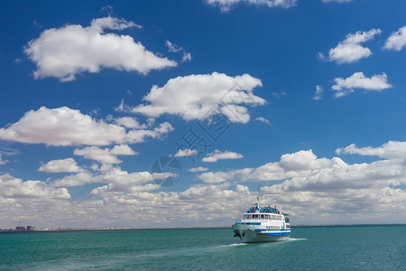 游艇停泊在乌克兰里米亚的黑海岸上图片