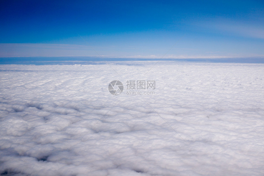 云端之上蓝天碧空图片