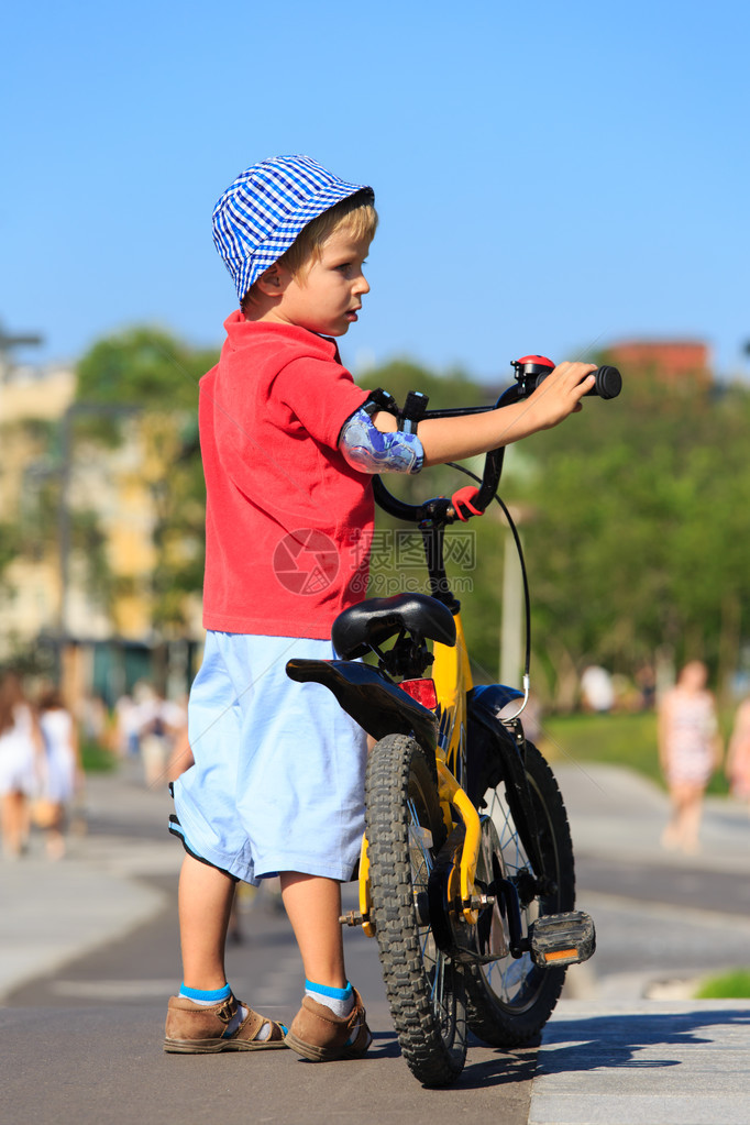 在夏季城市公园骑自行图片