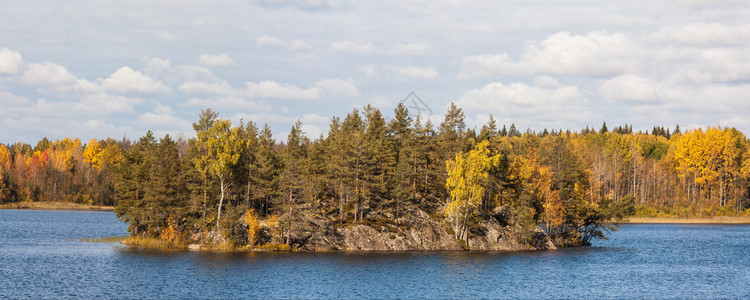 秋天森林湖中的小岛图片