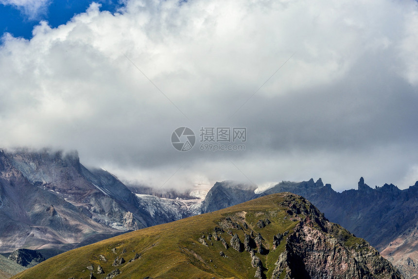 雄伟的山脉和天空的场景图片