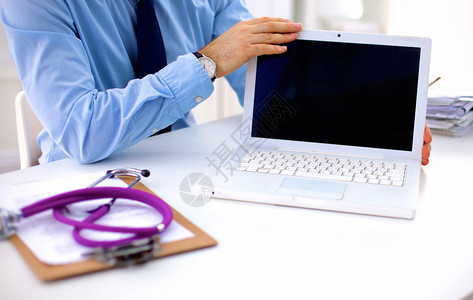医生在医疗工作区办公室使用笔记本电脑和医疗网络媒图片