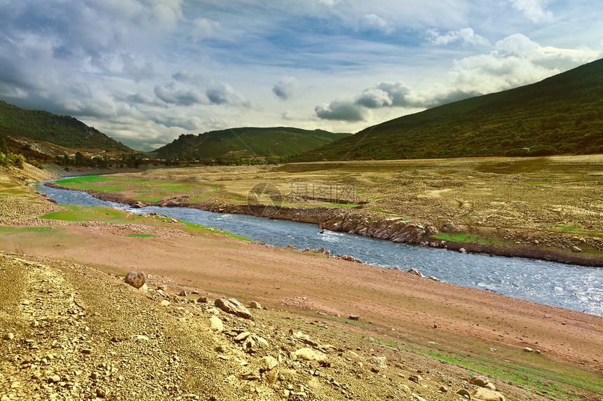 坎塔布连山脉峡谷底部的河流图片