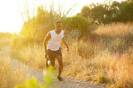 一位在户外锻炼的年轻黑人男图片