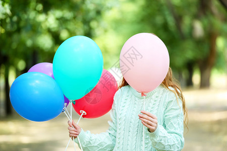 有气球的女孩躲在气球后面图片