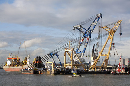 鹿特丹港的两个浮起重图片