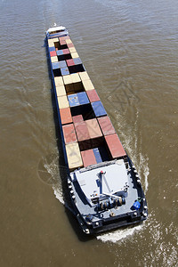 河上的集装箱船图片