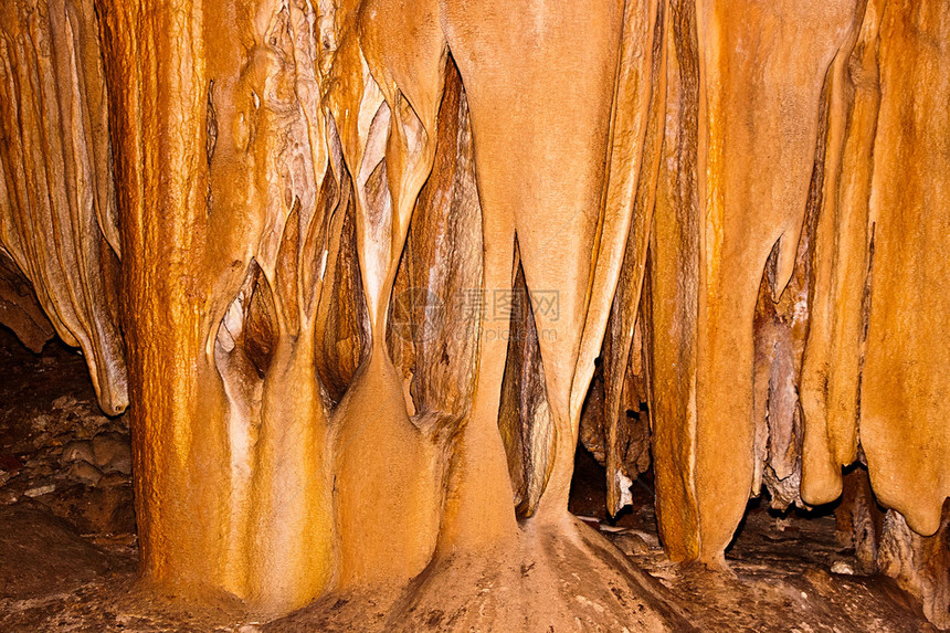 有石笋和钟乳石的地下洞穴或洞穴的内部视图地下洞穴墙壁上的石灰岩地层洞内的钟乳图片