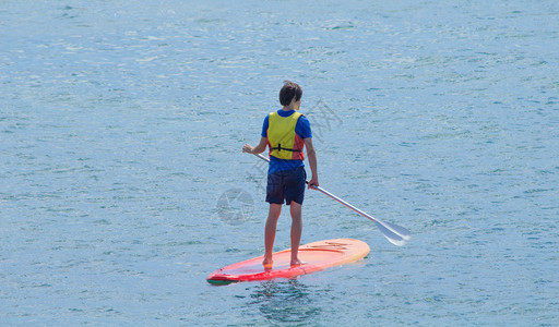 站立和划桨板上的少年背景图片