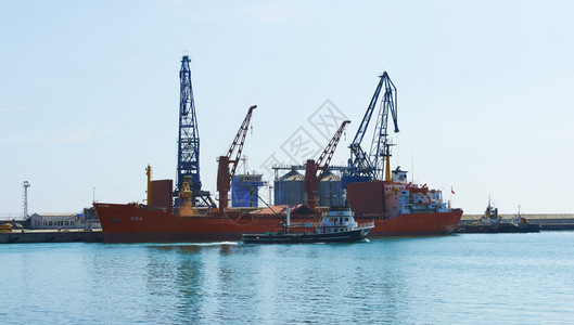 保加利亚Balchik港大型货船装货集装箱的保加利亚Bal图片