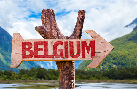比利时木牌与风景背高清图片