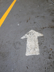 箭头标志作为街道上的道路标记图片