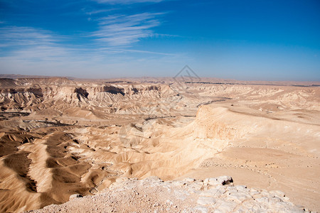 蓝天下的山石沙漠旅游徒步旅行图片