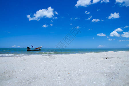 沙滩上的渔船蓝天和沙滩图片