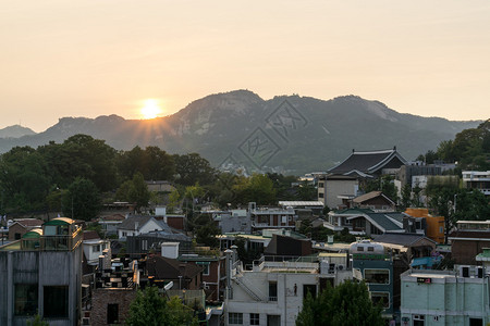 从韩国南部汉城的bukchonhanok村观看的图片