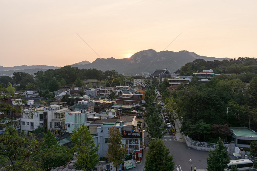 从韩国南部汉城的bukchonhanok村观看的图片