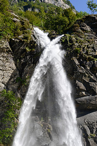 瑞士阿尔卑斯山上比亚斯卡的圣彼得罗尼拉瀑布图片