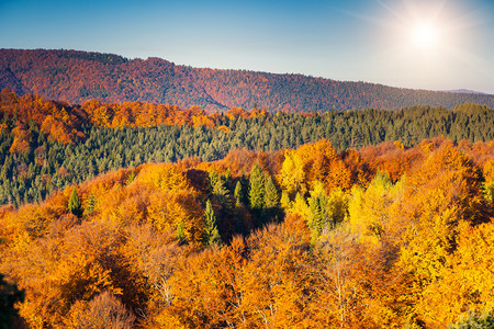 喜马拉雅多彩的风景与阳光灿烂的光束在山谷喀尔巴阡山图片