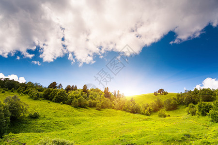 高山风景的美丽景色云层下的阳光山丘上斯瓦涅蒂图片