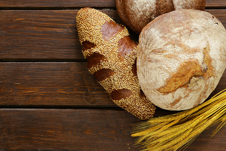 木制背景的自制新鲜面包干背景图片