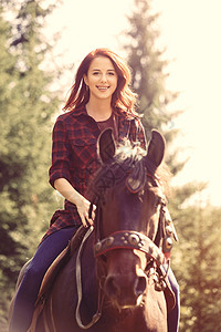 在森林里骑马的红发女人图片