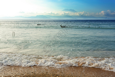 梦幻海滩巴厘印度尼西亚岛蓝色天空的图片