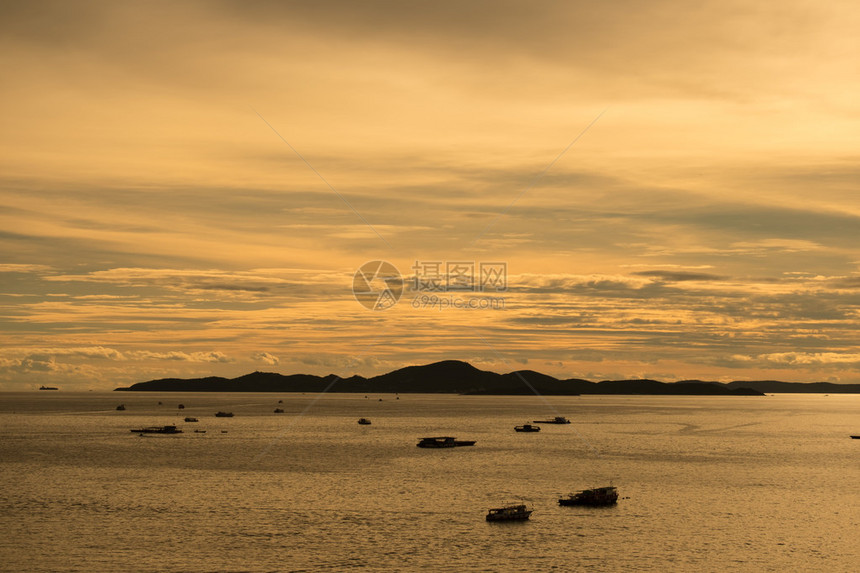 夕阳下的泰国芭堤雅海景图片