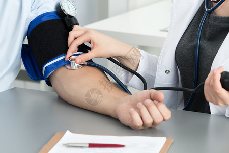 女医学生测量其病人的血压图片