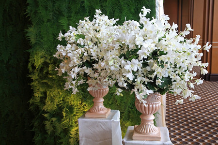 为婚礼招待会装饰的花盆上美丽图片