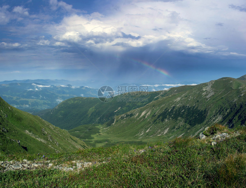 含彩虹山坡的薄雾景观喀尔巴阡图片