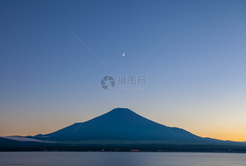 日落之后的藤山夏天从亚马纳卡湖带图片