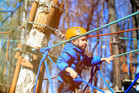 带头盔和安全设备的冒险活动公园小男孩登上图片