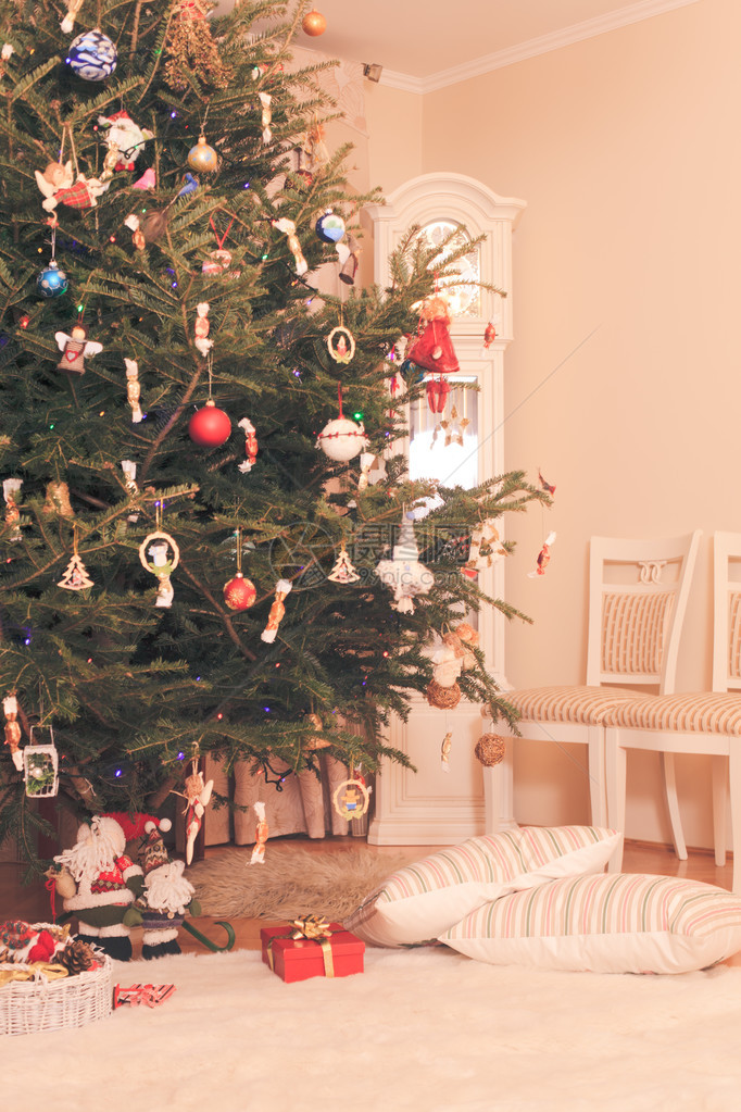 圣诞树圣诞树下有礼物在圣诞老人和两个图片