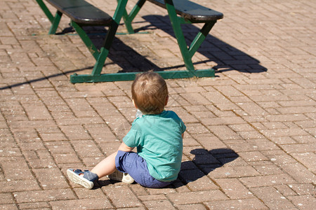 男婴坐在地上图片