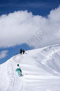 滑雪运动员上山自由奔图片