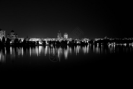 灯光夜城河上倒影黑白图片