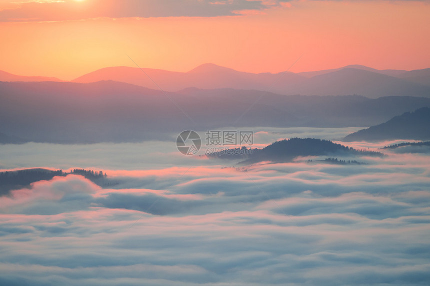 日出时山顶有云海喀尔巴阡山脉乌克兰图片