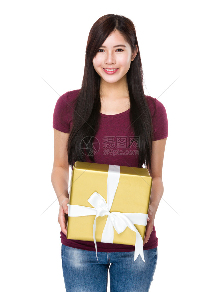 身穿红色t恤的亚洲年轻女子带着大礼盒图片