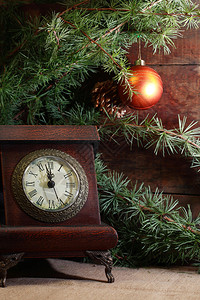 圣诞装饰品旧木背景的古钟图片